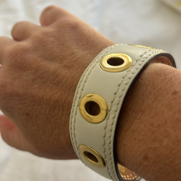 Coach - Authentic white wide leather gold grommet bracelet - Picture 2 of 3